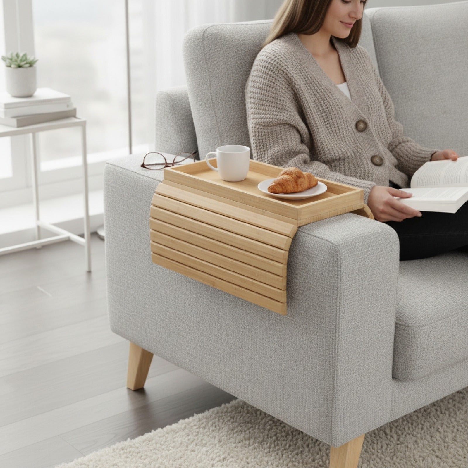 Plateau de rangement pliable canapé bois - vue de trois quarts - PLISSÉ